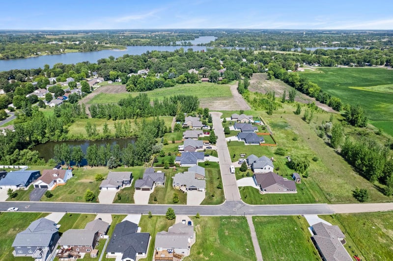 820 Willow Dr, Hutchinson, MN 55350