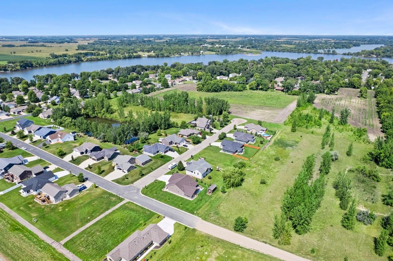 820 Willow Dr, Hutchinson, MN 55350
