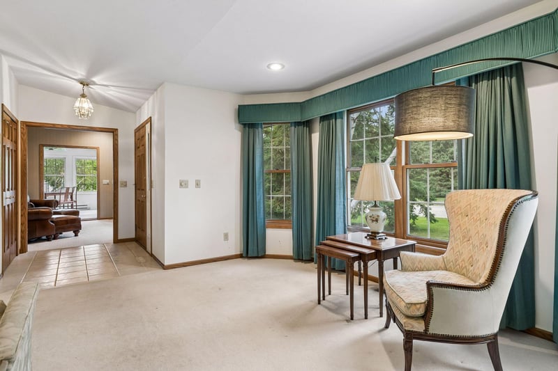 1724 Donegal Dr, Woodbury, MN 55125
