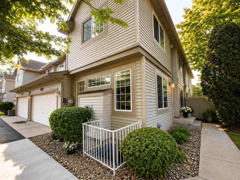 1088 Lovell Ave W, Roseville, MN 55113