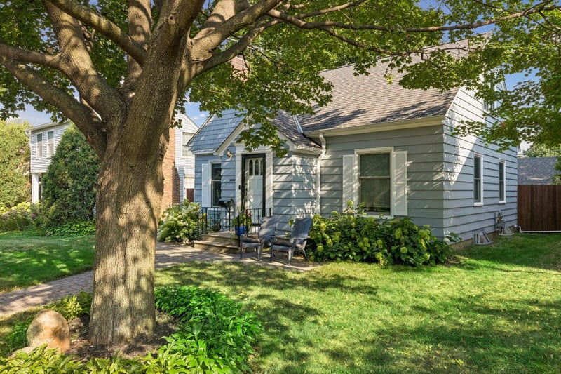 1361 Highland Pw, Saint Paul, MN 55116