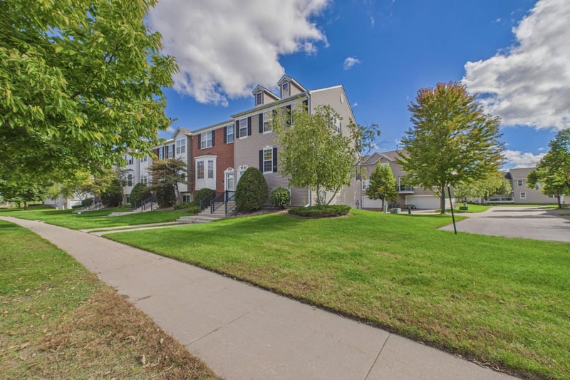 1421 Coneflower Ln, Shakopee, MN 55379