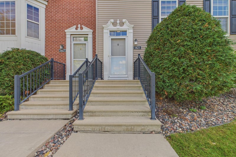1421 Coneflower Ln, Shakopee, MN 55379