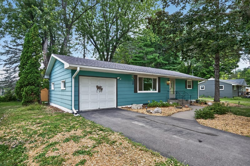 13282 Andrews Ave, Lindstrom, MN 55045