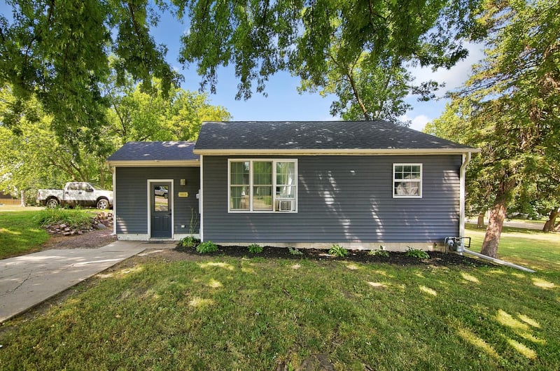 1052 Miller Ave, Windom, MN 56101