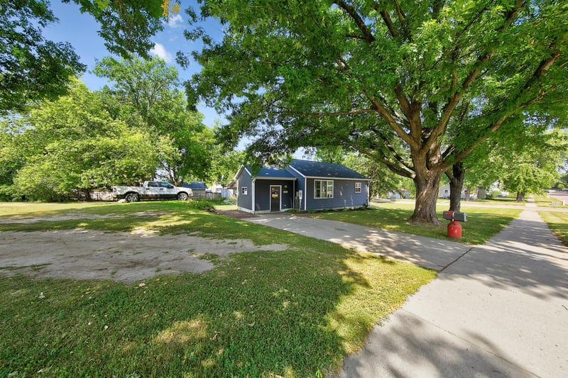 1052 Miller Ave, Windom, MN 56101
