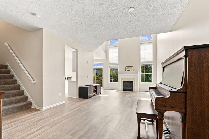1353 White Oak Dr, Chaska, MN 55318