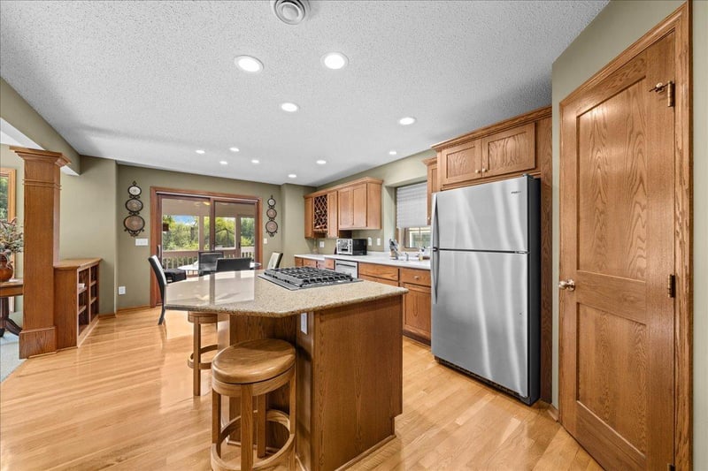 9779 Wedgewood Cir, Woodbury, MN 55125