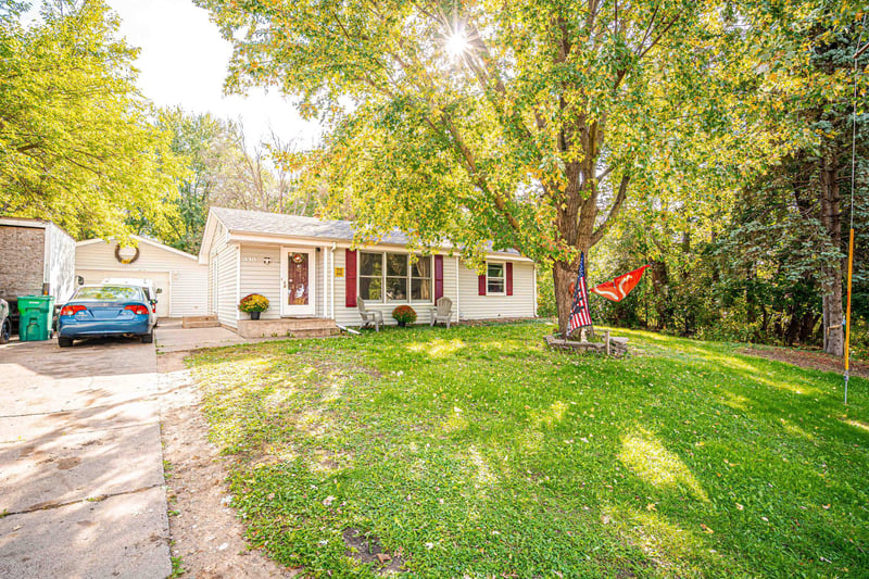 430 County Road B2 W, Roseville, MN 55113