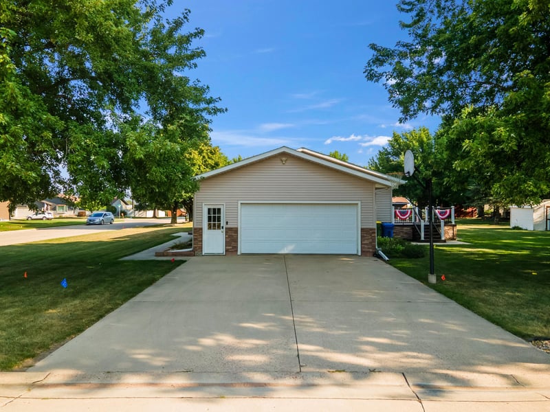 201 12th Ave NW, Pipestone, MN 56164