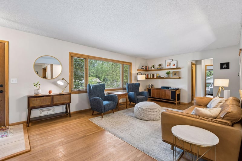 2820 W 91st St, Bloomington, MN 55431
