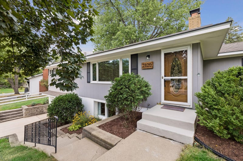2820 W 91st St, Bloomington, MN 55431