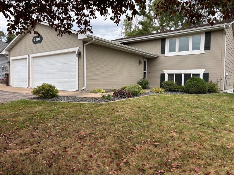 7101 Upper 17th St N, Oakdale, MN 55128
