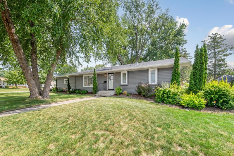 1019 Valley View Rd, Faribault, MN 55021