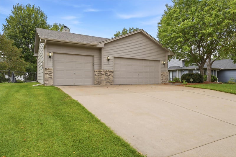 9225 Queens Gardens, Brooklyn Park, MN 55443