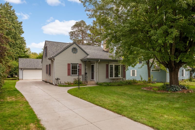 1784 Dunlap St N, Roseville, MN 55113