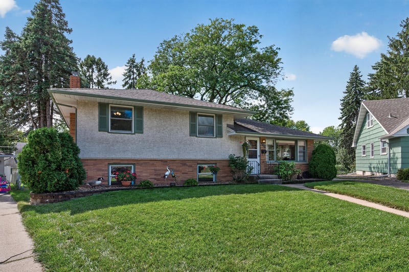 2220 Cardinal Pl, Saint Paul, MN 55119