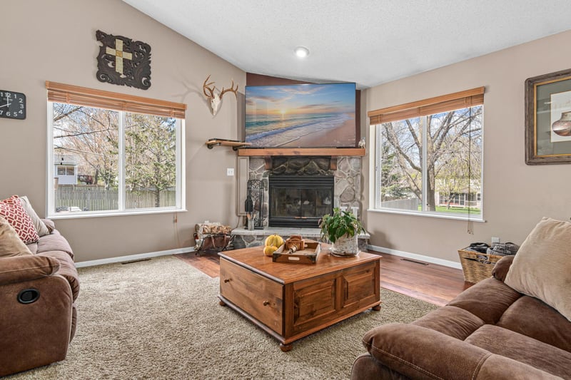 1400 Field Creek Cir, Victoria, MN 55386