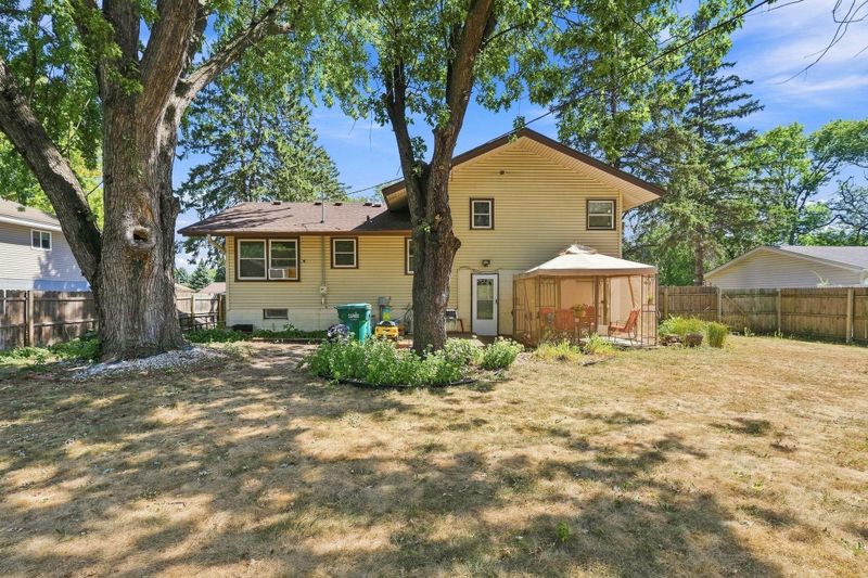 6933 Brunswick Ave N, Brooklyn Park, MN 55429