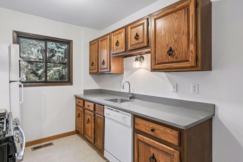 13748 Heather Hills Dr, Burnsville, MN 55337