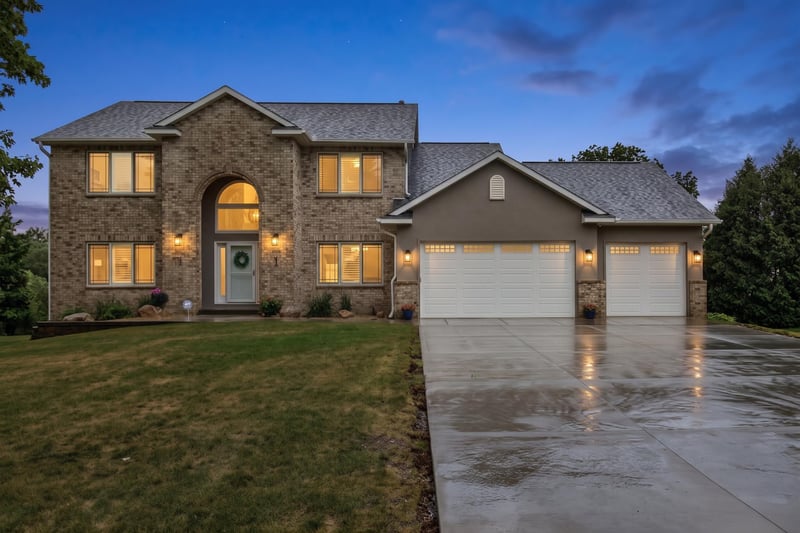 8939 Heatherton Ridge Dr, Savage, MN 55378