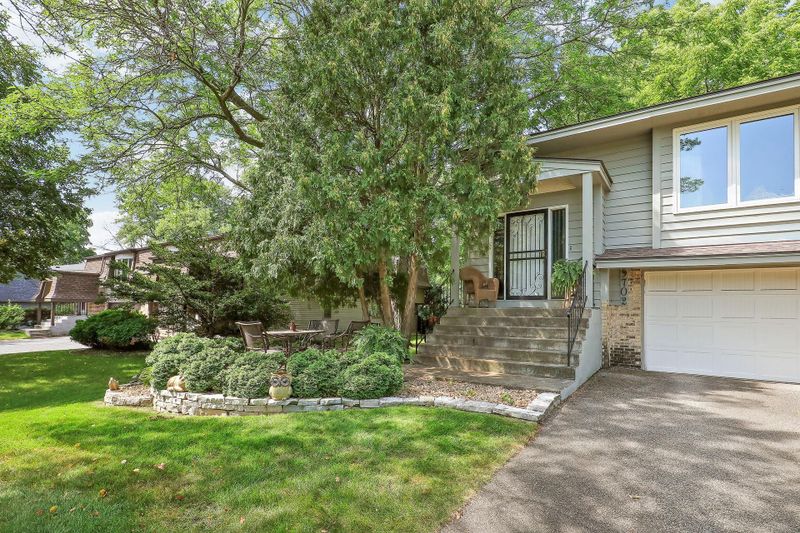 9702 Utica Rd, Bloomington, MN 55437