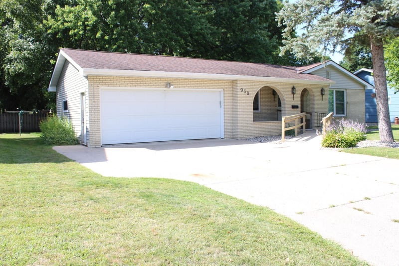 958 Jorgenson St SE, Hutchinson, MN 55350