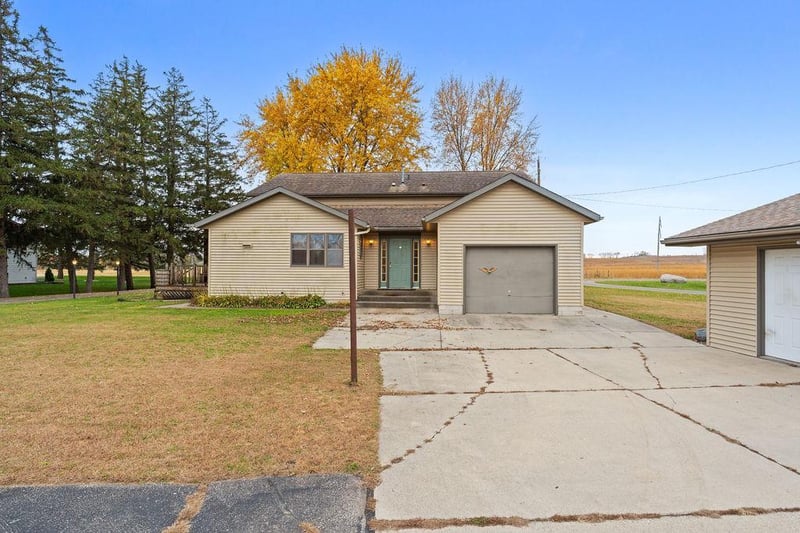 425 W Franklin St, Morristown, MN 55052