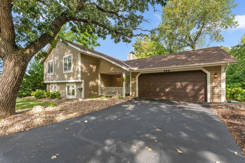 900 Lacota Ln, Burnsville, MN 55337