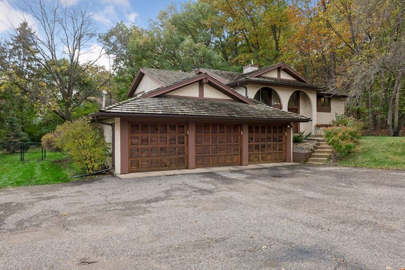 6401 Timber Rg, Edina, MN 55439