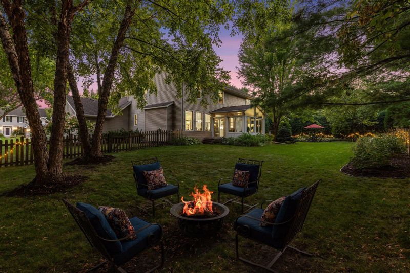9025 Sunnyvale Dr, Chanhassen, MN 55317