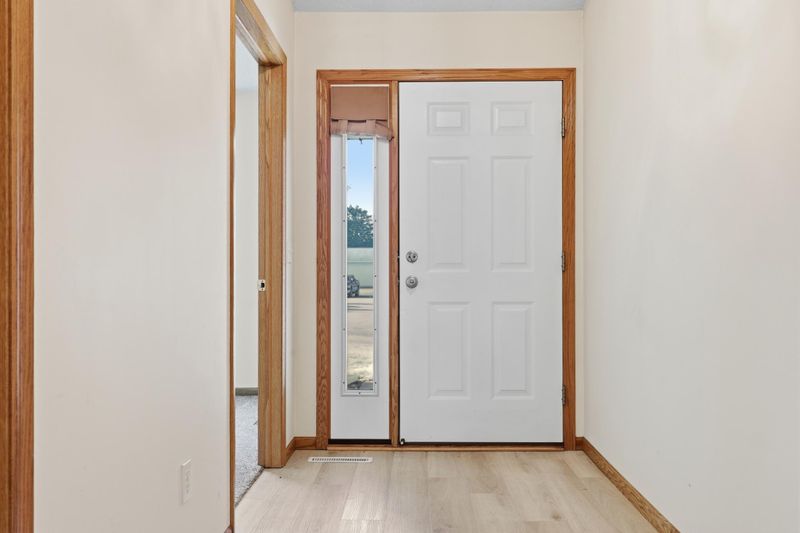 614 Golden Gate Ln, Winsted, MN 55395