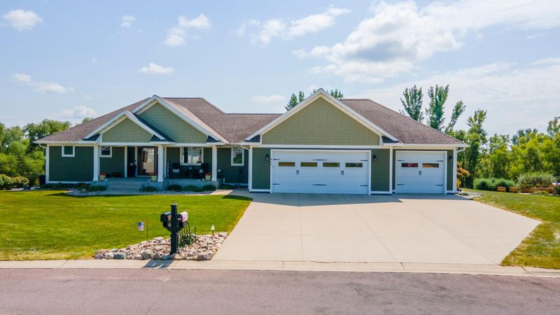 864 Goves Way, Madelia, MN 56062