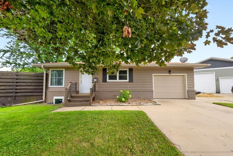 402 Sunset Ct NE, Stewartville, MN 55976