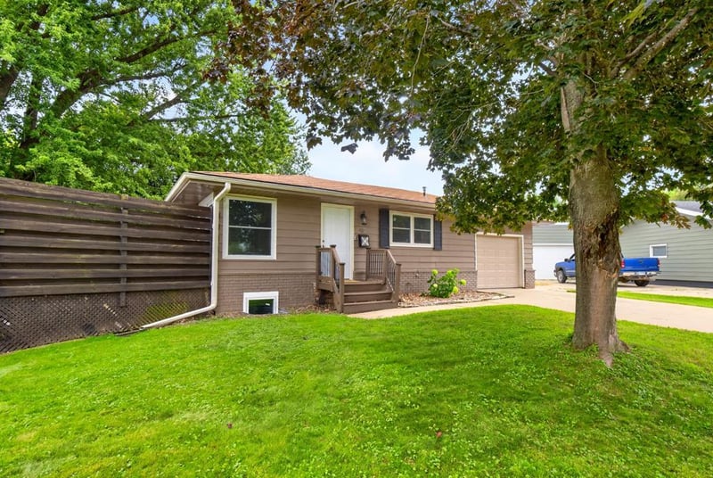 402 Sunset Ct NE, Stewartville, MN 55976