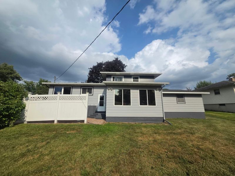 420 5th St SW, Plainview, MN 55964