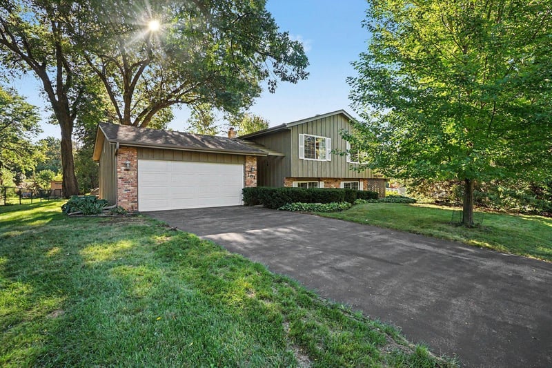 104 Sweetwater Dr, Apple Valley, MN 55124