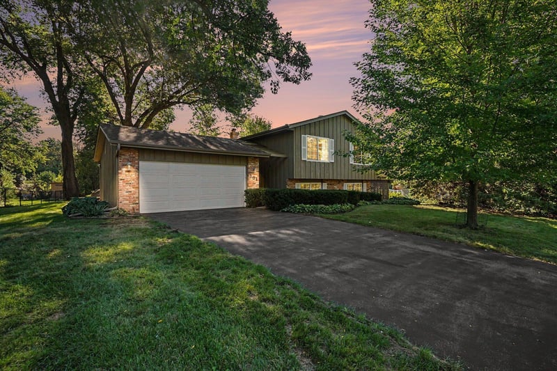 104 Sweetwater Dr, Apple Valley, MN 55124