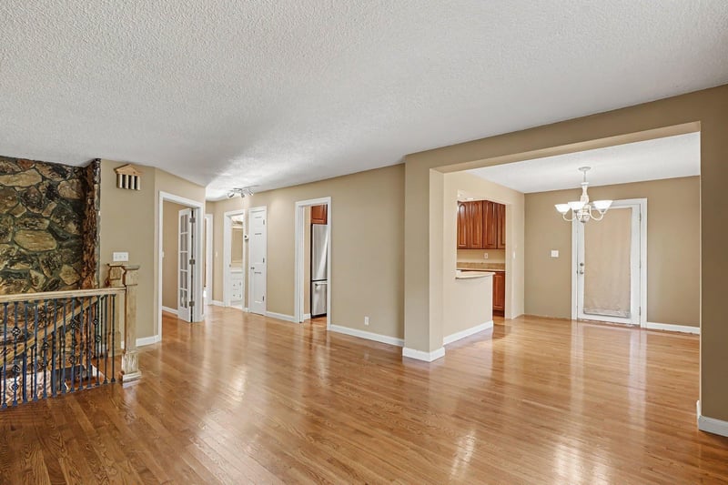 104 Sweetwater Dr, Apple Valley, MN 55124