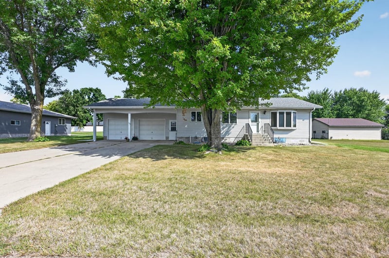 302 W Queen St, Osakis, MN 56360