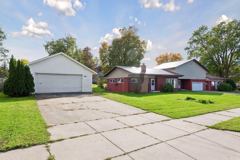 212 2nd St SW, New Prague, MN 56071