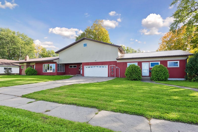 212 2nd St SW, New Prague, MN 56071