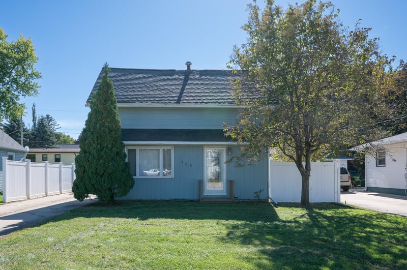 306 1st St E, Stewartville, MN 55976