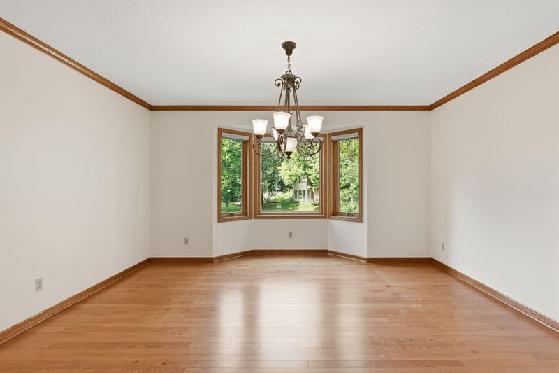 1316 Summit Oaks Dr, Burnsville, MN 55337
