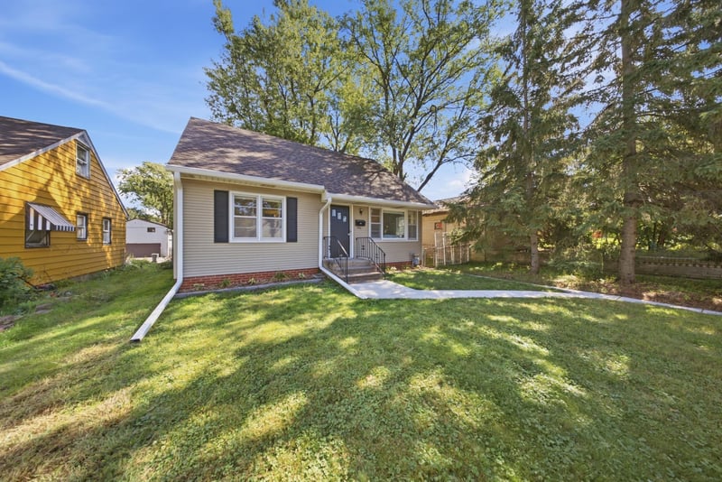 1446 Dale St N, Saint Paul, MN 55117
