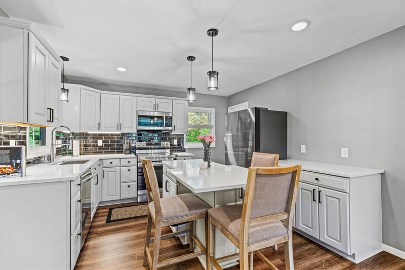 1197 Burke Ave W, Roseville, MN 55113