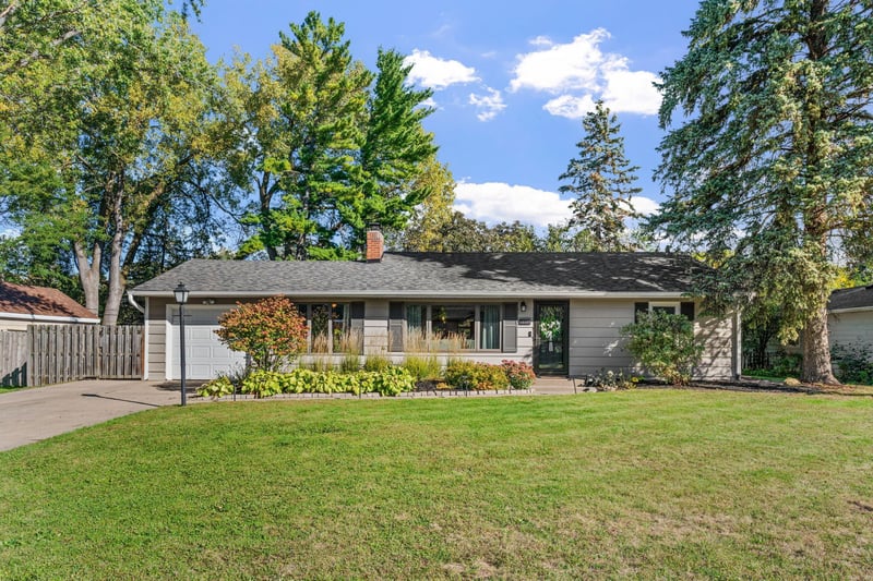 1197 Burke Ave W, Roseville, MN 55113