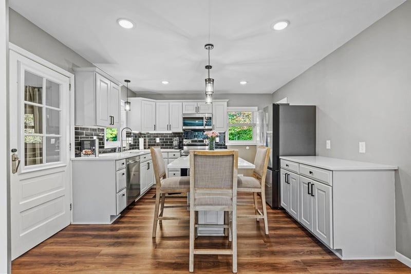 1197 Burke Ave W, Roseville, MN 55113