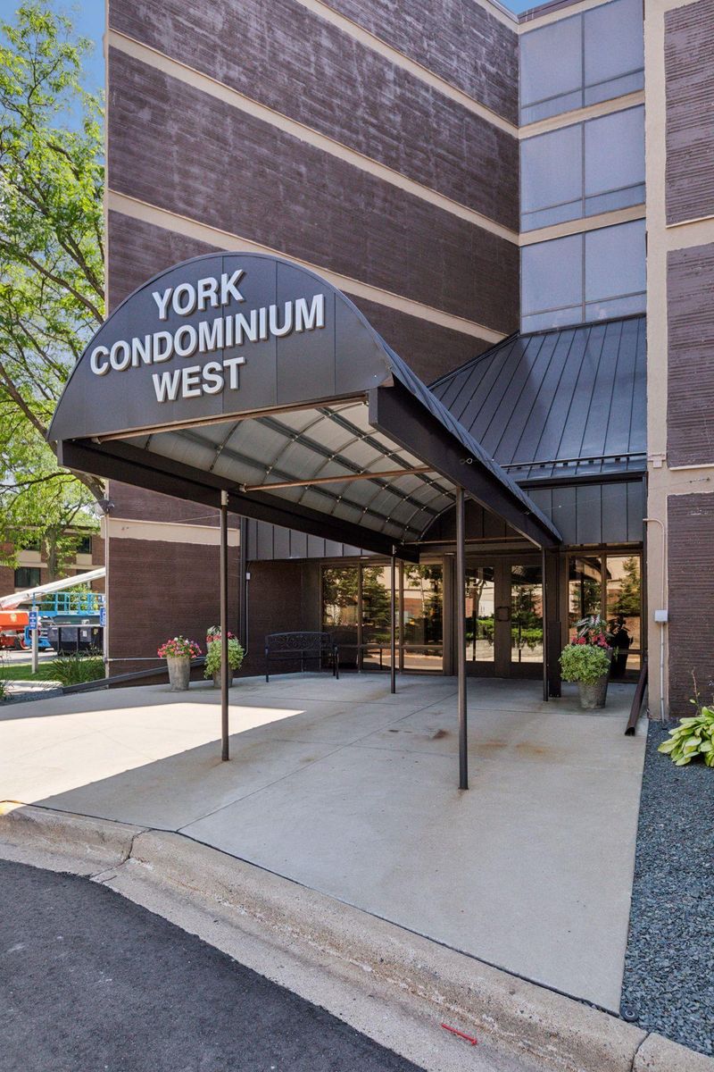 7220 York Ave S #413, Edina, MN 55435