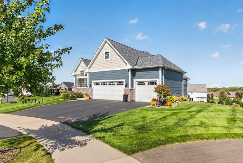 9720 James Cir N, Lake Elmo, MN 55042